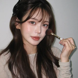 Người mẫu trang điểm với cọ