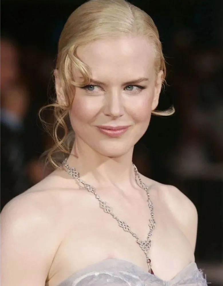 Nicole Kidman với kiểu tóc búi lệch tại LHP Venice 2004