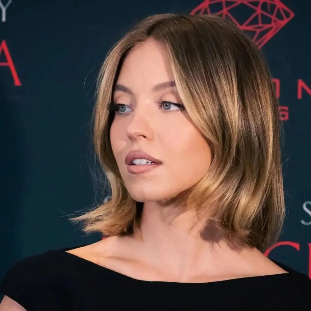 Hình ảnh Sydney Sweeney với balayage tông vàng mật ong.