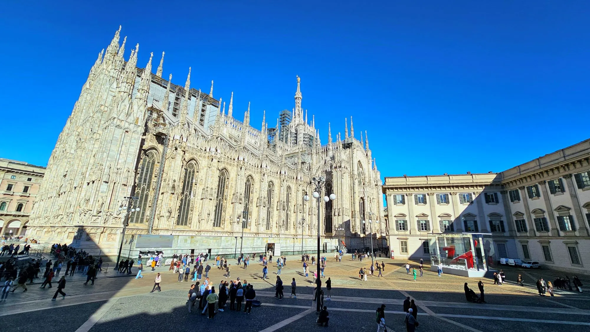 toàn cảnh của Quảng trường Piazza del Duomo rộng lớn
