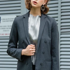 Với những bộ suit theo phong cách menswear có phom dáng rộng rãi, hãy chọn sắc màu pastel để thêm nữ tính và ngọt ngào. (Trang phục Đặng Hải Yến)