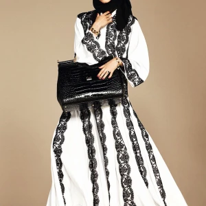 những chiếc túi xách hài hòa với tổng thể trang phục và lối trang điểm nhẹ nhàng, khiêm tốn giúp các cô gái tự tin diện trang phục.