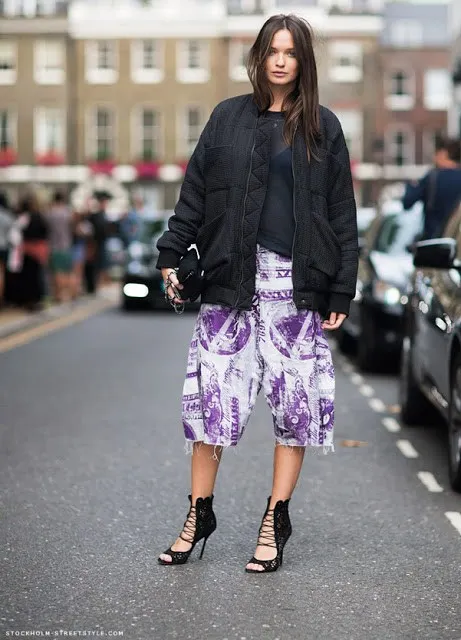 Một set đồ every-thing-oversized. Rất phá cách và “cuốn hút phải không? Nếu biết cách diện bomber dáng oversized phù hợp, bạn sẽ không bị luộm thuộm hoặc “nuốt-gọn” trong chiếc áo có phần hơi rộng so với dáng người.