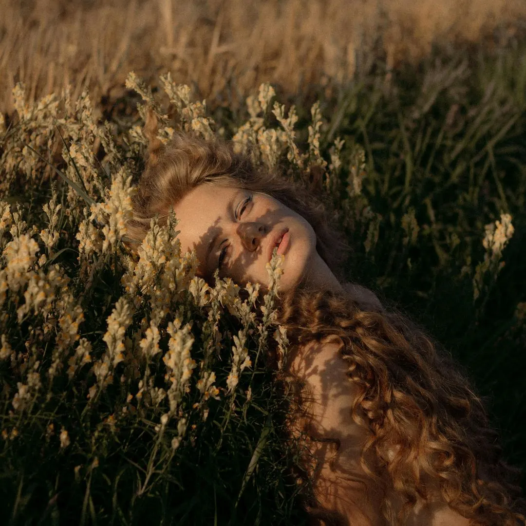 cô gái nằm trên bụi hoa tử vi ngày 27/4/2026