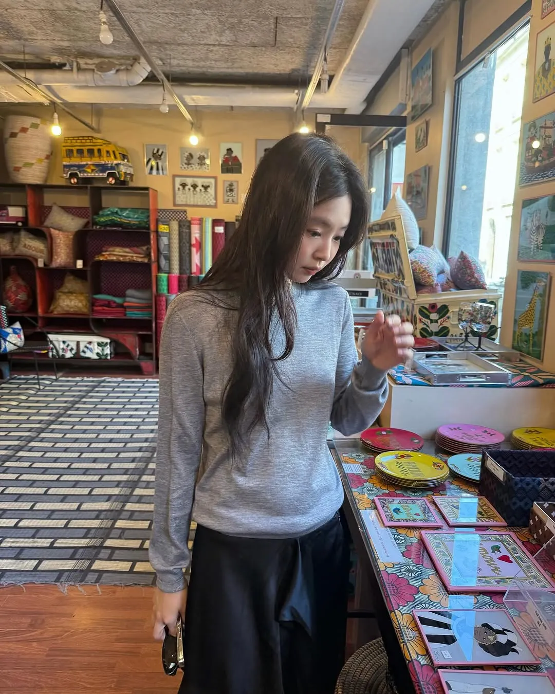 jennierubyjane diện áo len xám