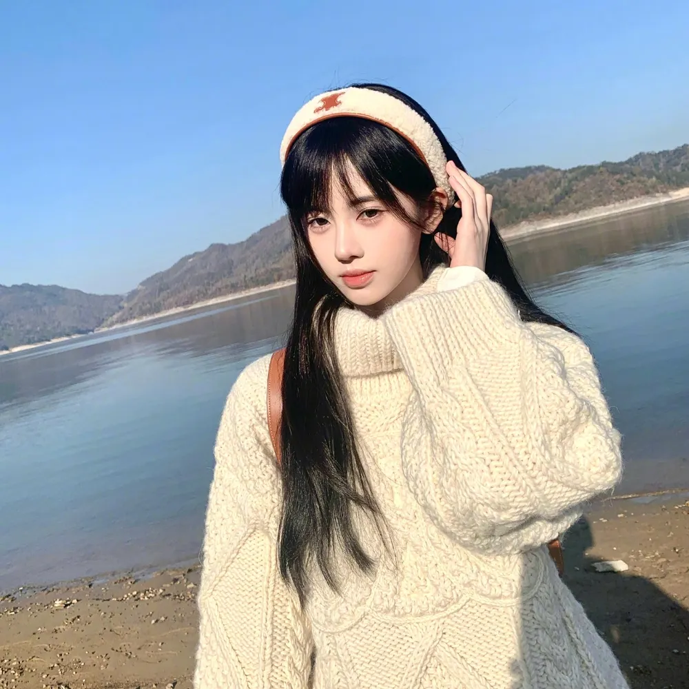 Cô gái đeo cài tóc vàng nhạt cùng màu với áo len