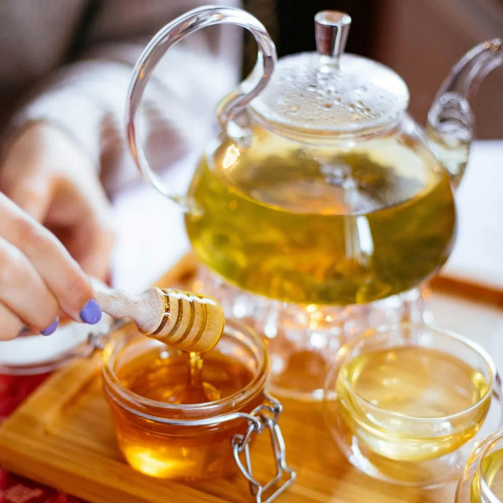 Nước mật ong với bình trà 
