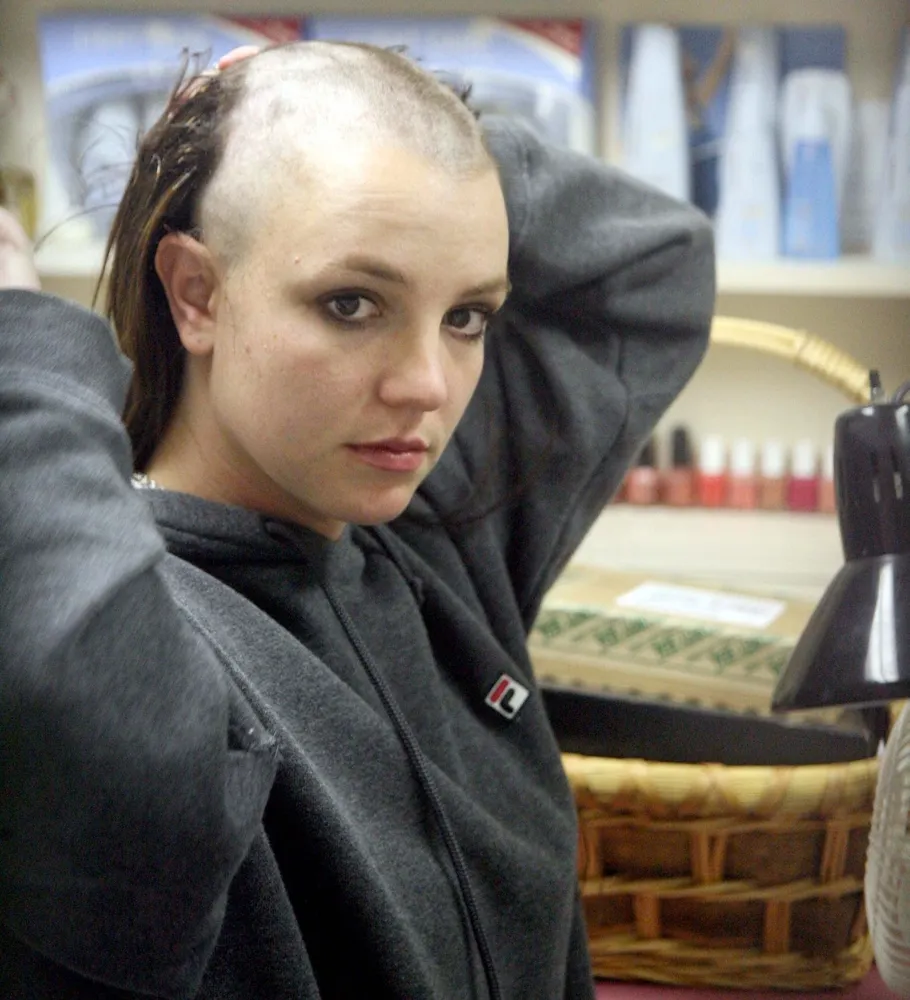 Ca sĩ Britney Spears cạo đầu