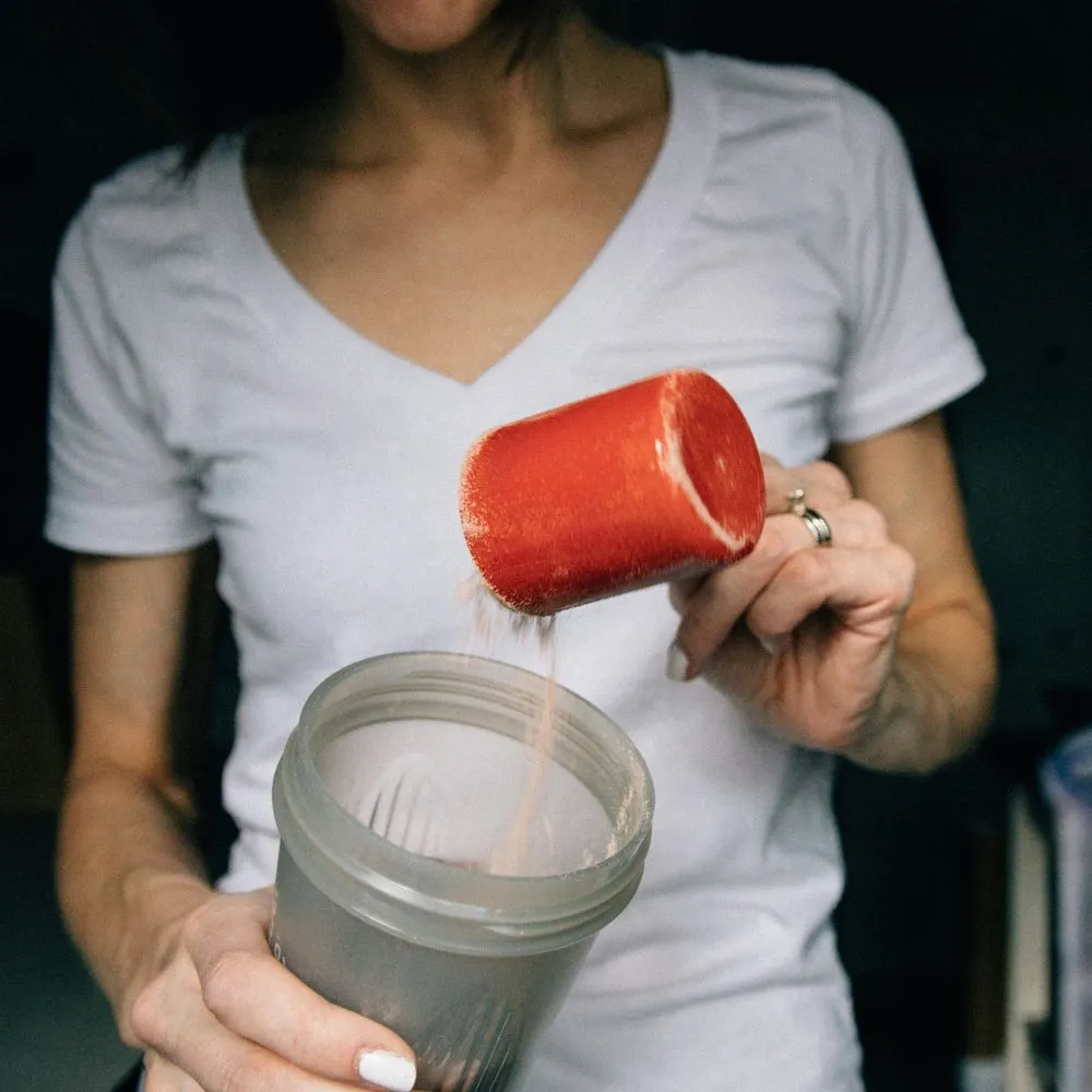 cô gái đang múc bột củ sen
