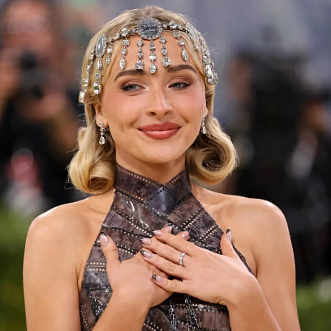 Sabrina Carpenter biến tấu kiểu nail tại Met Gala 2026