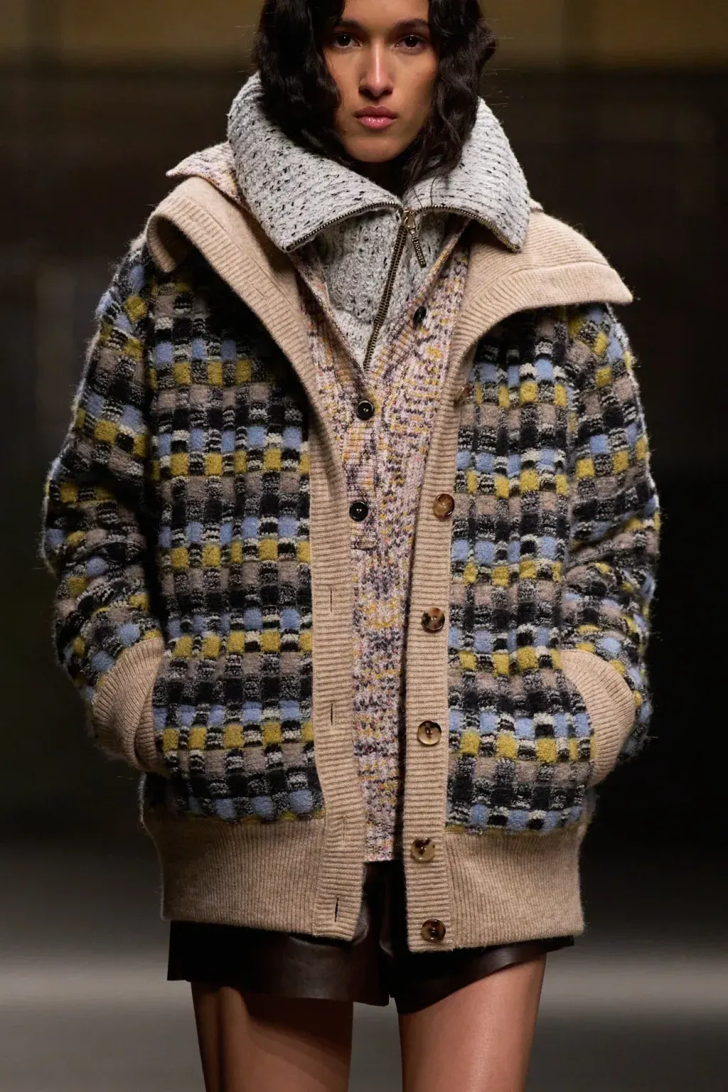 Street style cá tính khi layering áo len oversized.