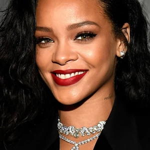 Rihanna châm biếm Donald Trump elle vn