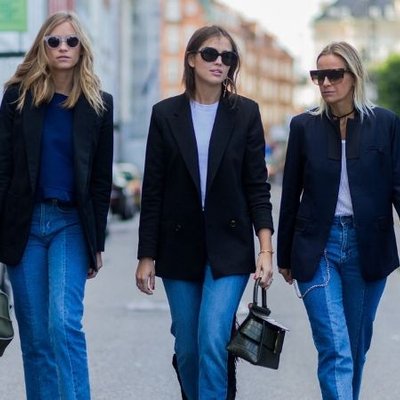 fashionista mặc quần jeans và áo khoác blazer
