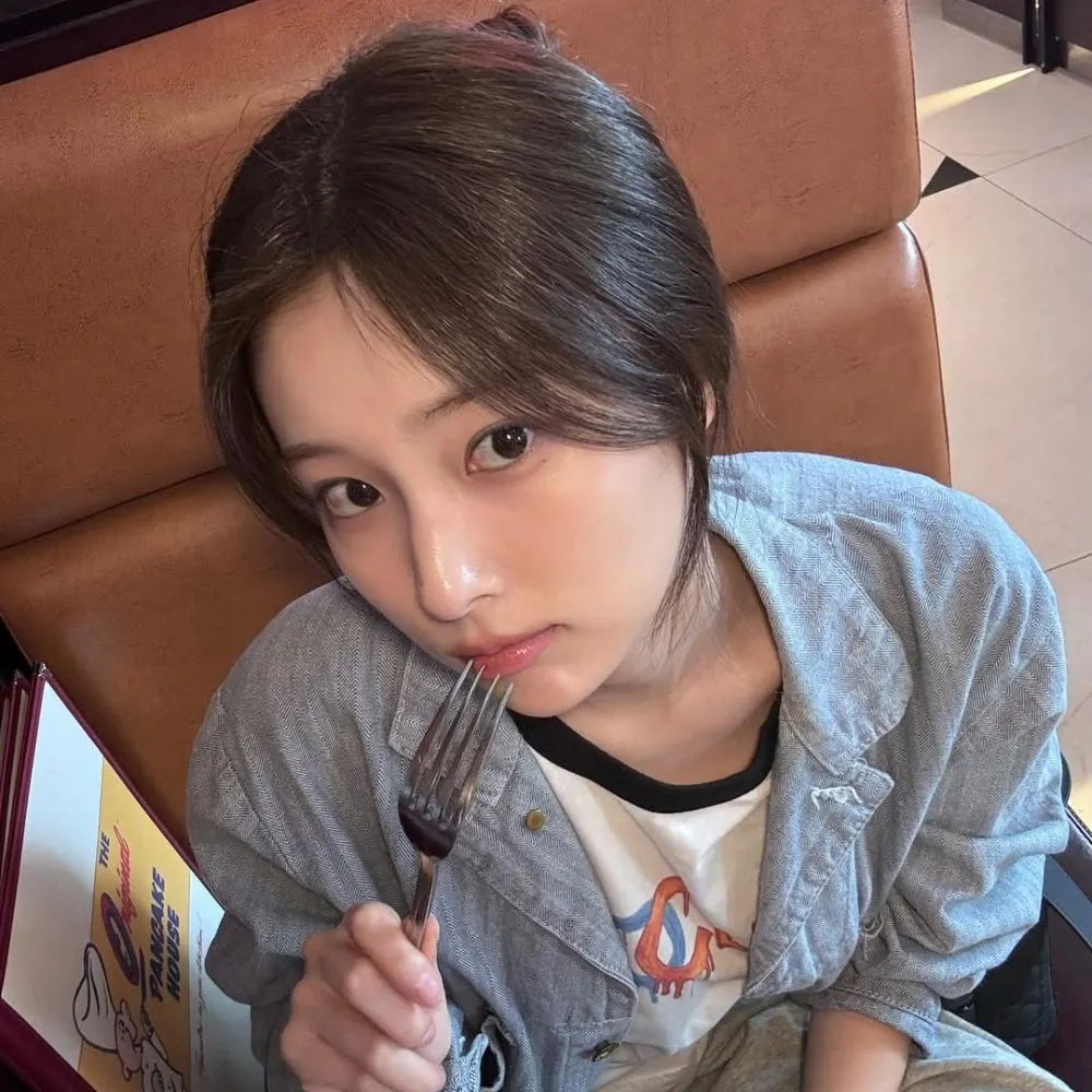 cô gái đang cầm nĩa