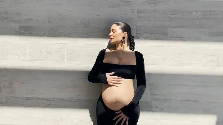 thời trang bầu của Kylie