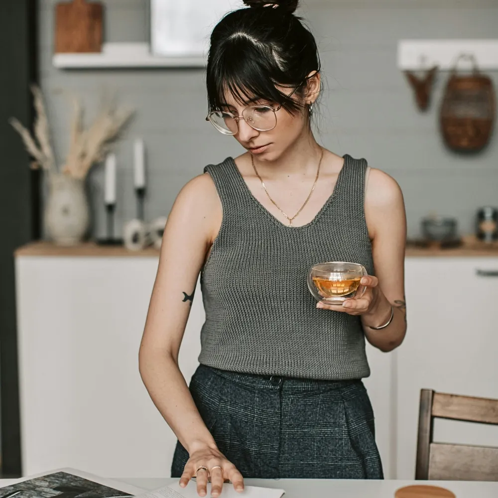 cô gái đứng cầm ly trà