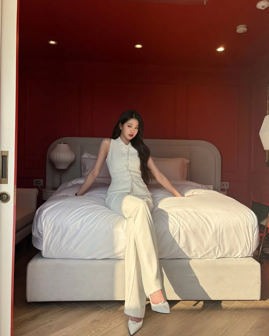 wonyoung phối đồ trắng
