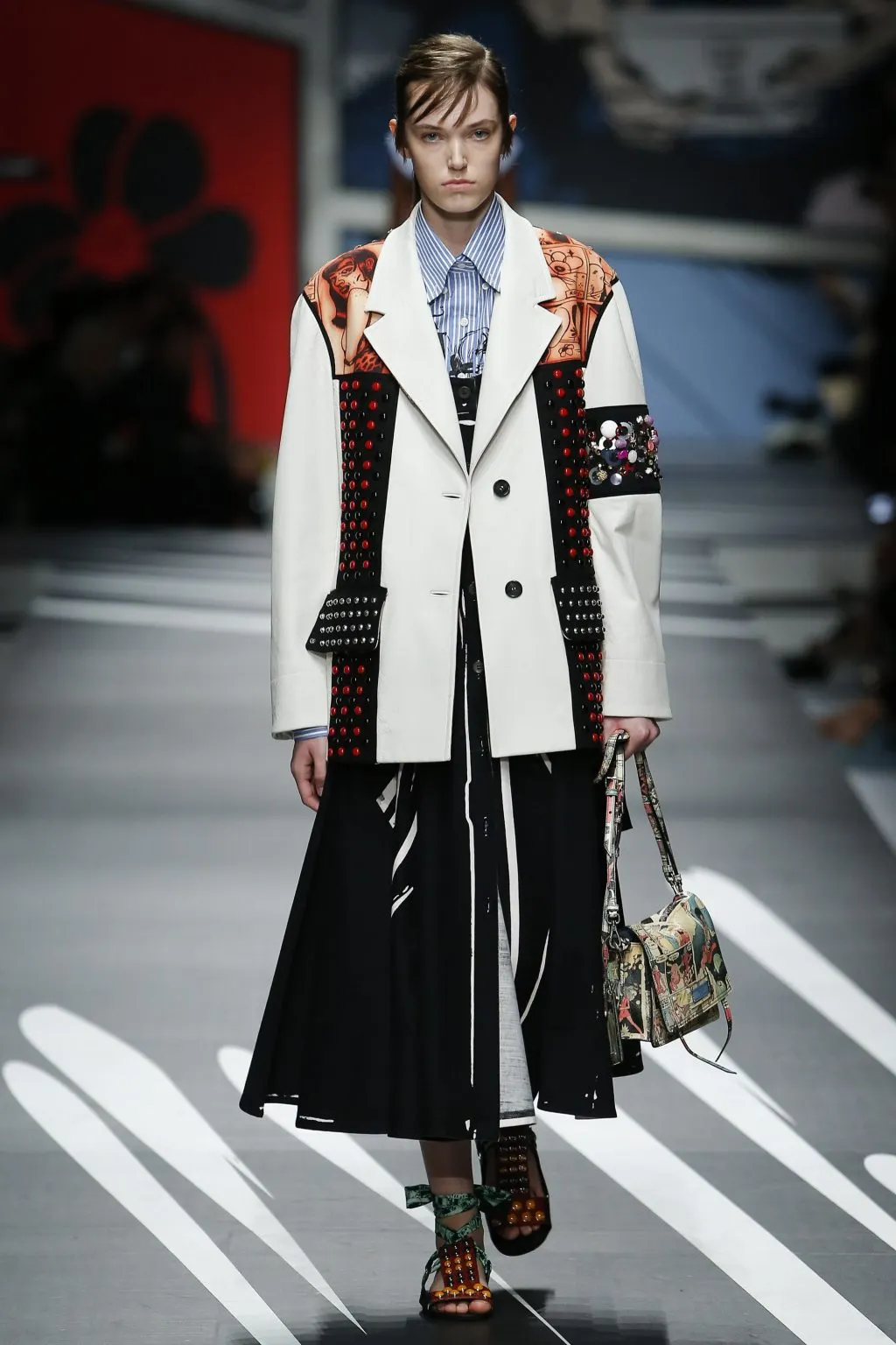 Prada Ready-to-wear Xuân 2018: Về những người phụ nữ mạnh mẽ, náo nhiệt và đầy sức quyến rũ