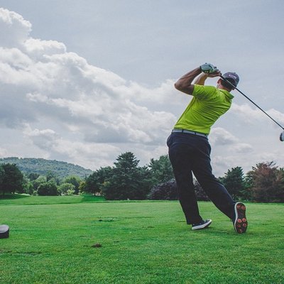 người đàn ông đánh golf