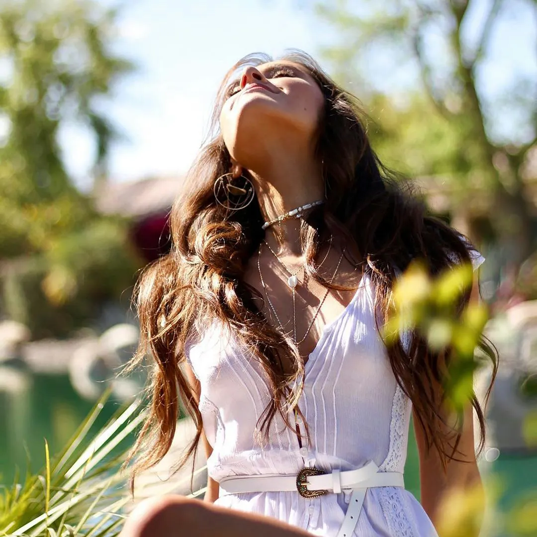 cô gái ngước mặt lên trời trong bài trắc nghiệm tâm lý