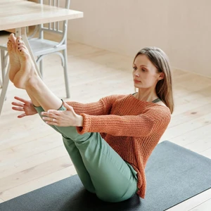 Phụ nữ tuổi 50 đang tập thể dục yoga