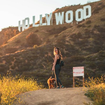 cô gái trải nghiệm một mình ở Hollywood