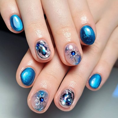 Hình ảnh mẫu móng màu xanh Sapphire với họa tiết độc đáo.