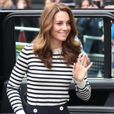 Kate-Middleton-cach phoi do ao ke ngang toi gian ft800