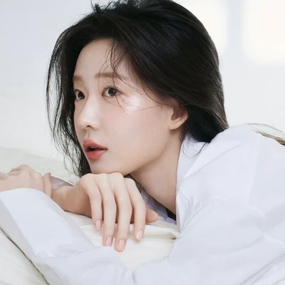 Cô gái với làn da căng mướt nhờ dưỡng ẩm bằng hyaluronic.
