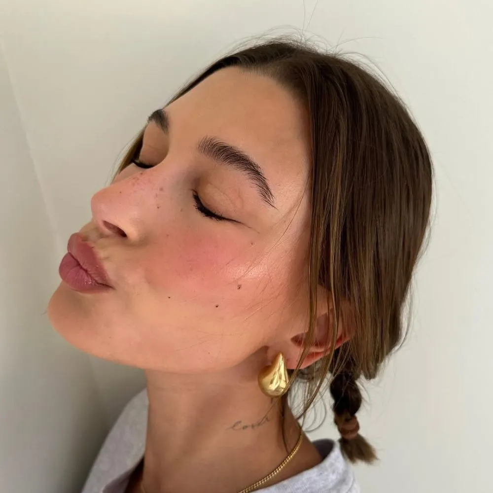 Hình ảnh Hailey Bieber với "strawberry blush".