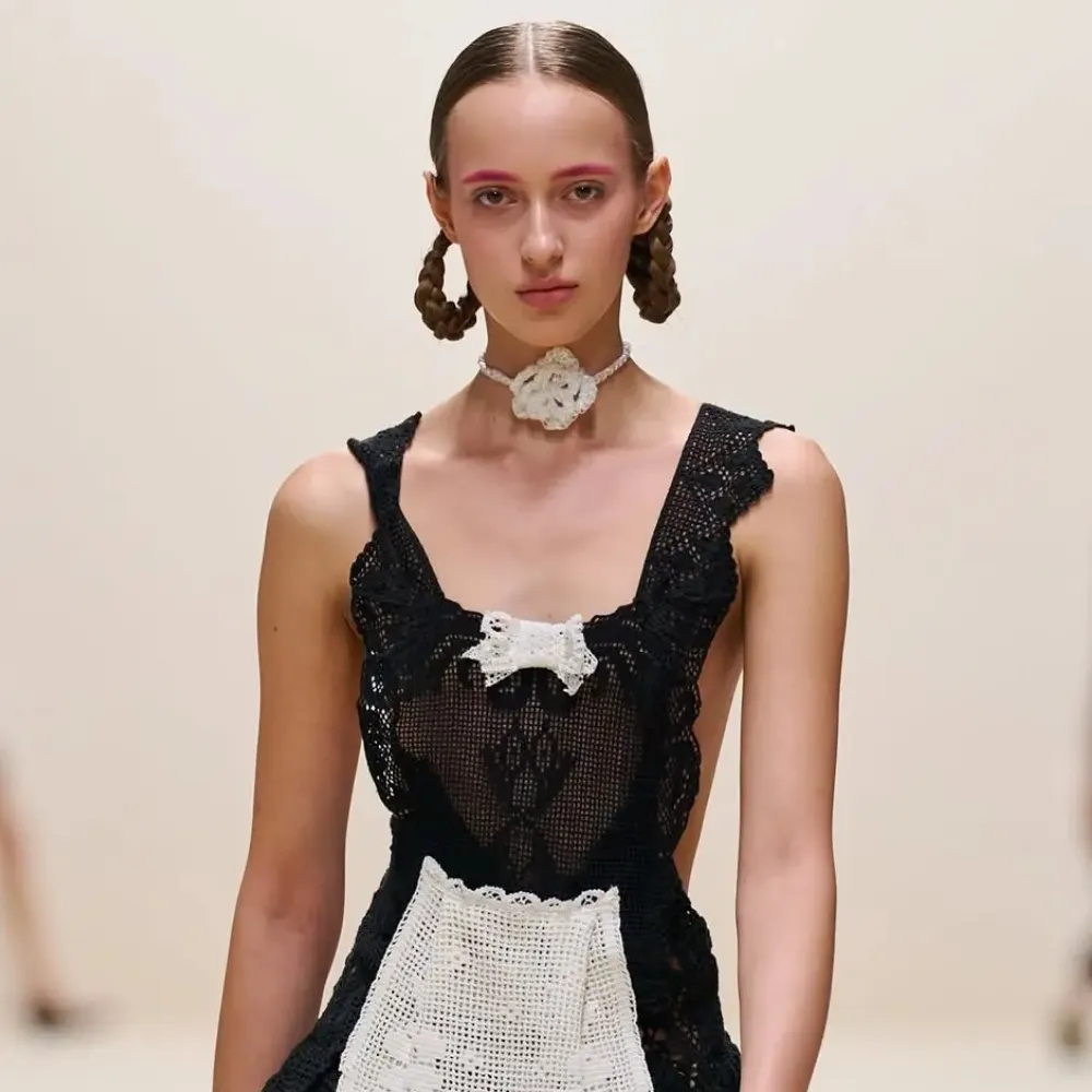 cô người mẫu với tóc tết hai bên