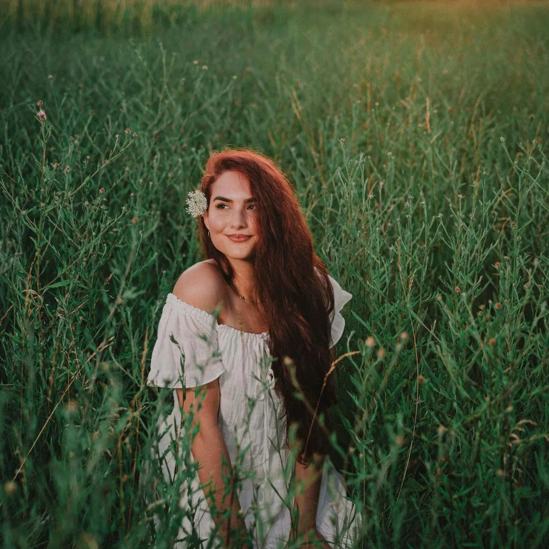 cô gái ngồi trên bãi cỏ tử vi ngày 20/4/2026