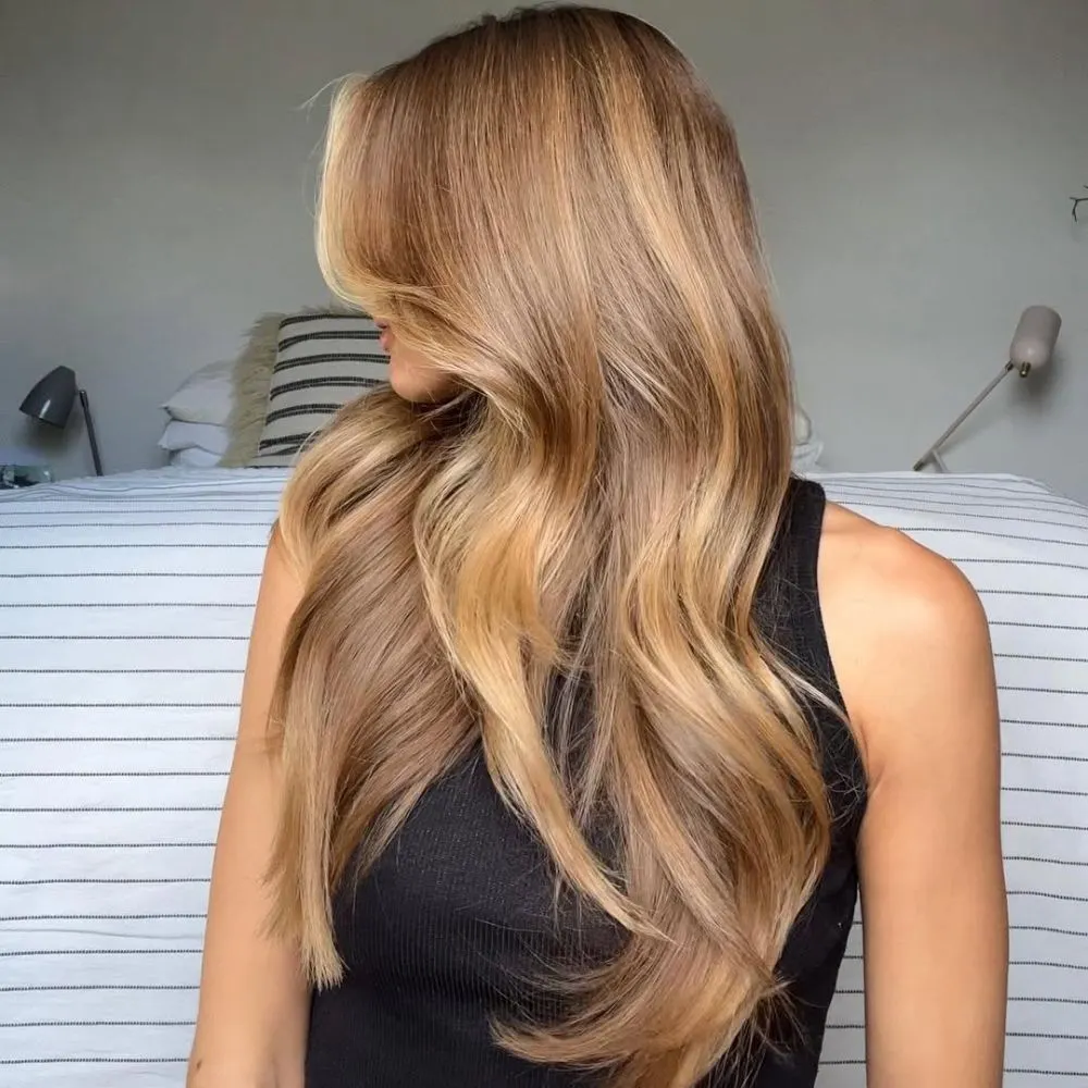 Hình ảnh tông "honey blonde" trên nền tóc sáng.