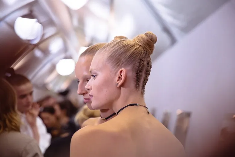 Phong cách làm đẹp độc đáo tại Paris Fashion Week Xuân-Hè 2017 ELLE VN