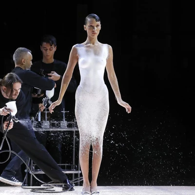 Bella Hadid mặc váy phun trên sàn diễn Coperni