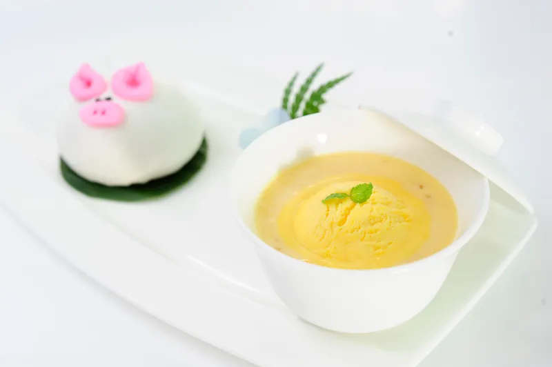 Nhà hàng Long Triều -Kem dương chi cam lộ kèm Bánh bao nhân bơ sữa