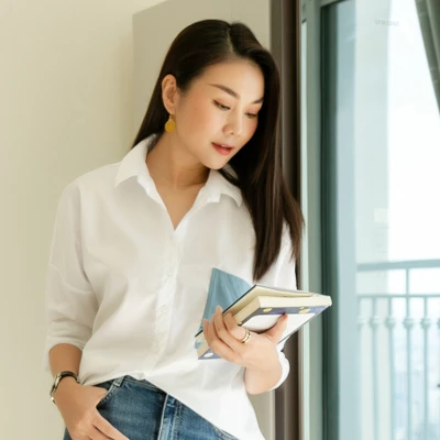 chăm sóc quần áo thanh hằng cầm sách