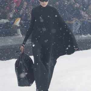 Balenciaga RTW Thu Đông 2022 look 1