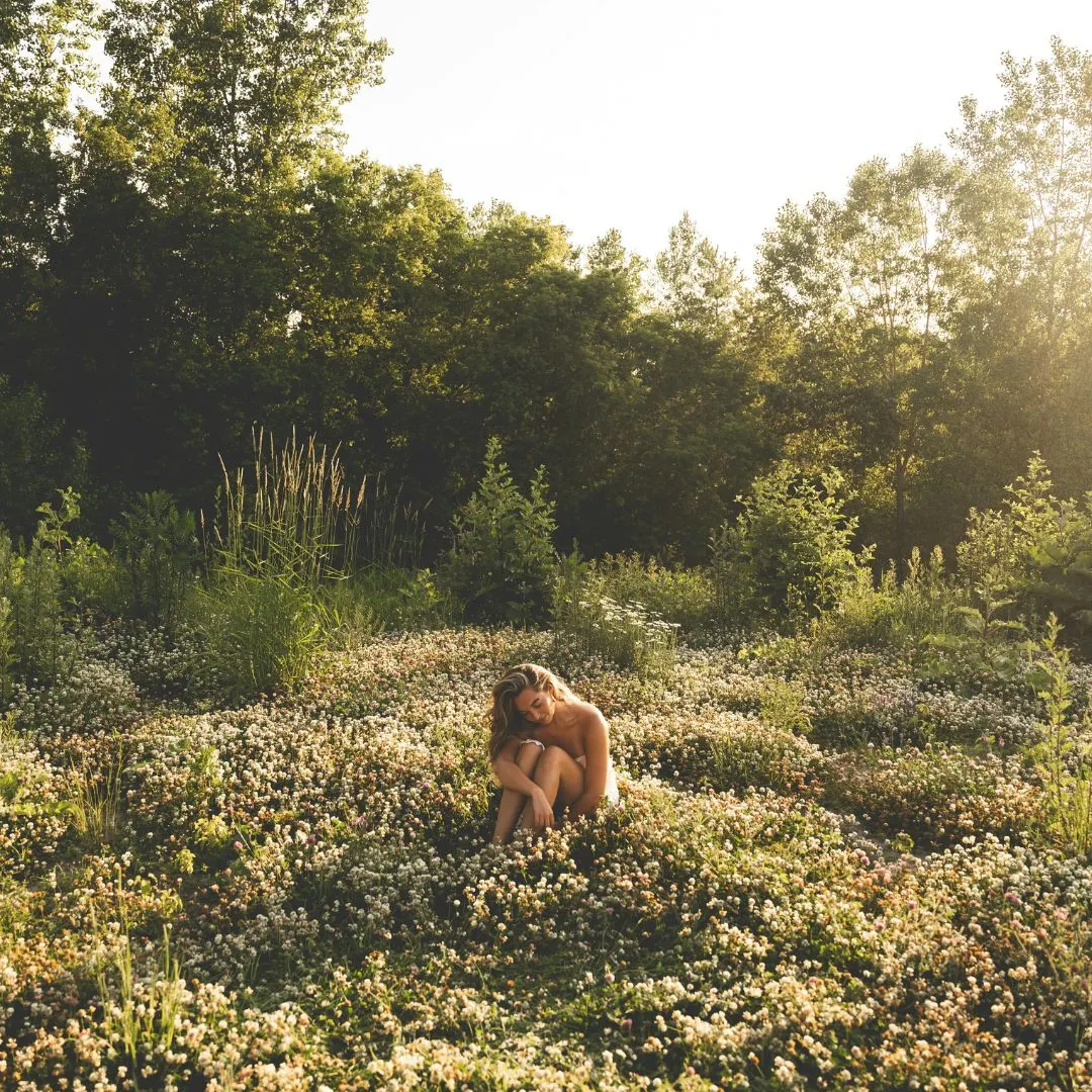 cô gái ngồi giữa cánh đồng hoa dưới ánh nắng tử vi ngày 26/4/2026