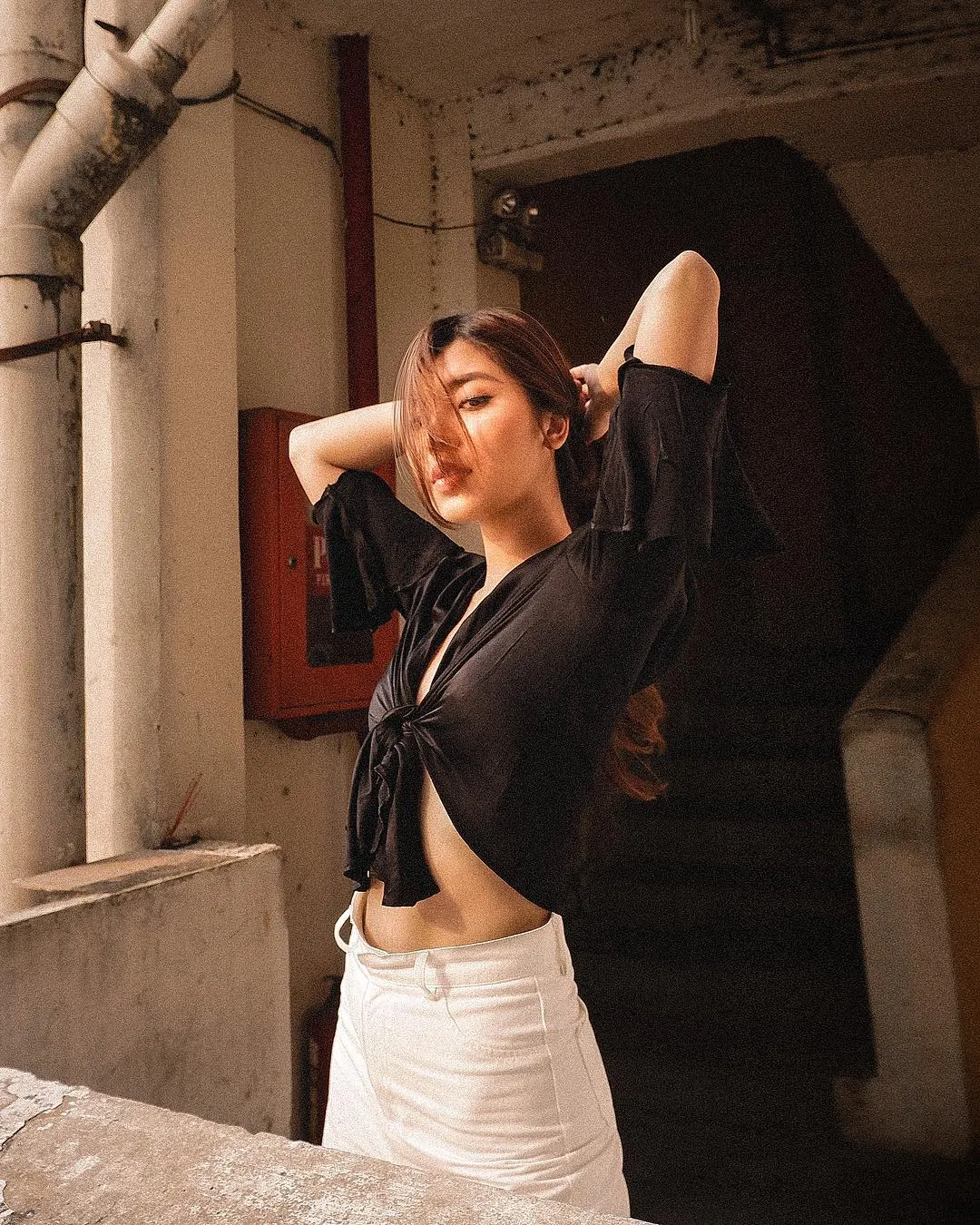 Áo buộc vạt - Xu hướng thời trang làm "say nắng" phái đẹp trong mùa Hè năm nay 9