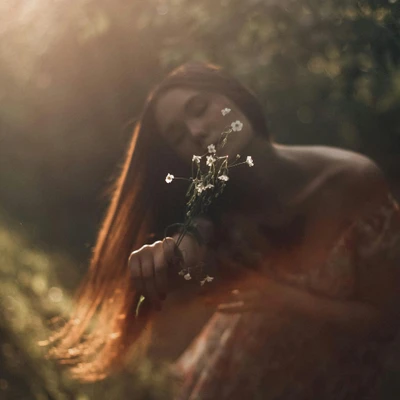 cô gái cầm cành hoa cung hoàng đạo tháng 3/2026