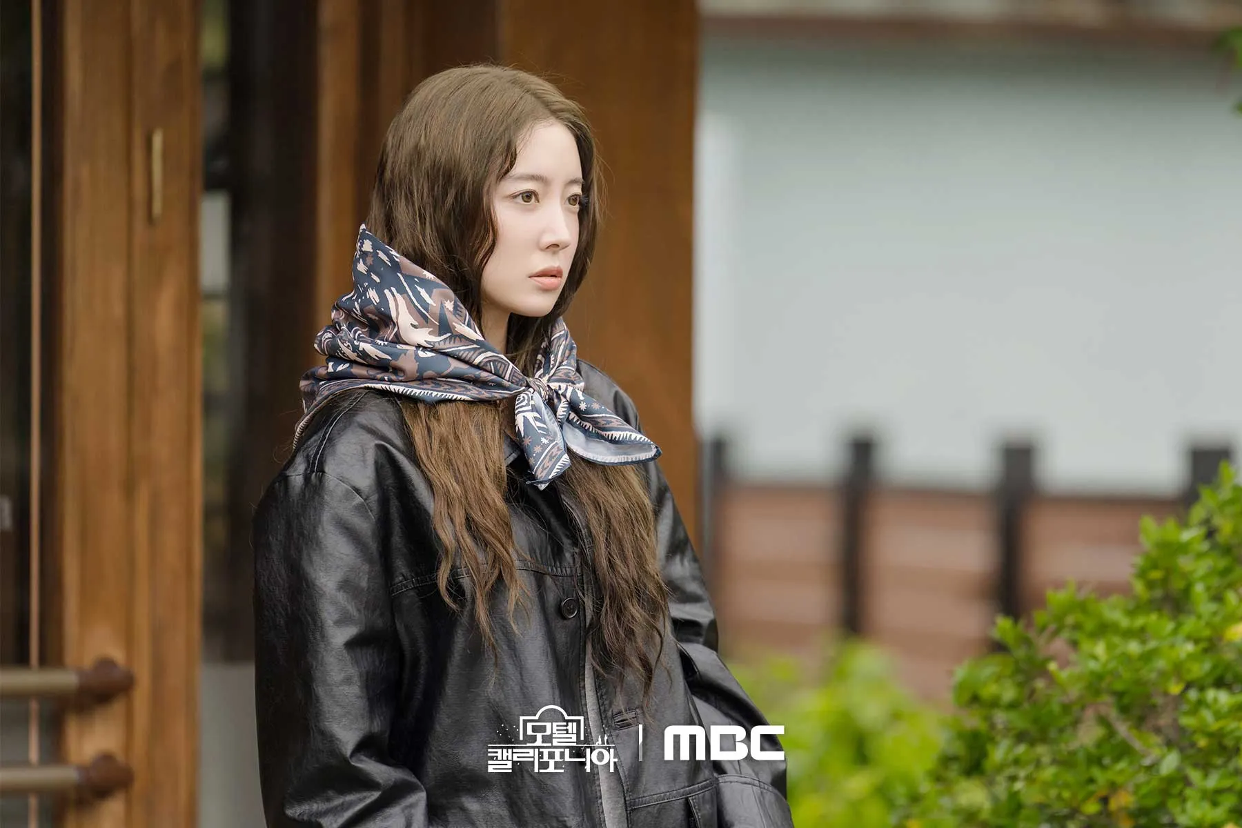 áo khoác da Lee So Young từ Motel California