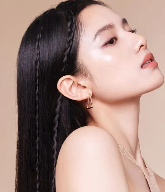 Chân dung một bên mặt của Trương Tịnh Nghi, da trắng nhờ peel da