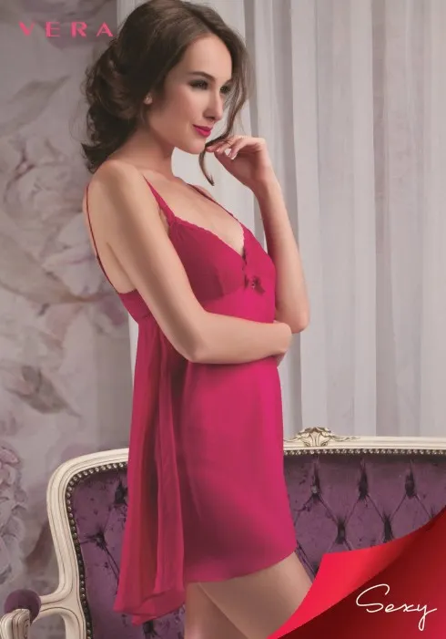 Những lớp chiffon xuyên thấu hững hờ trên làn da thanh xuân
