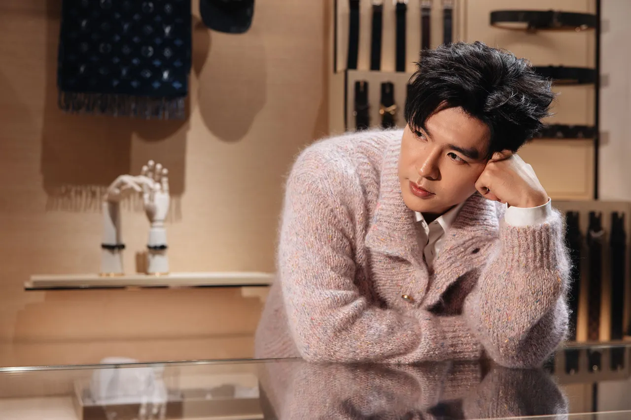 Steven Nguyễn lịch lãm với áo khoác len màu tím khói kết hợp cùng sơ mi trắng và quần tây xanh đen.