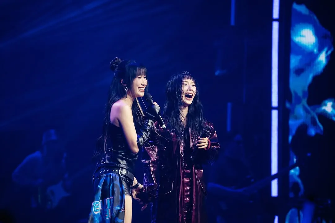 mymyismeh diện áo khoác da dáng dài