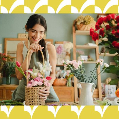 cô gái học cách cắm hoa