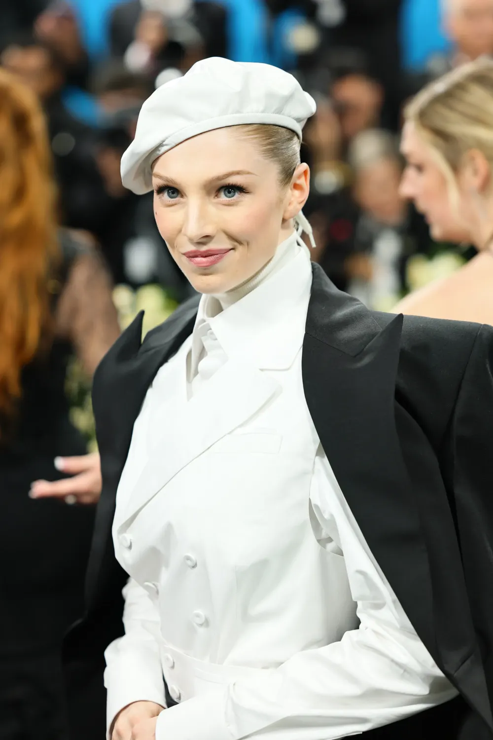 Hunter Schafer diện mũ tại met gala 2025