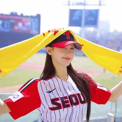 idol diện áo bóng chày