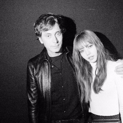 hedi slimane chụp ảnh cùng lisa